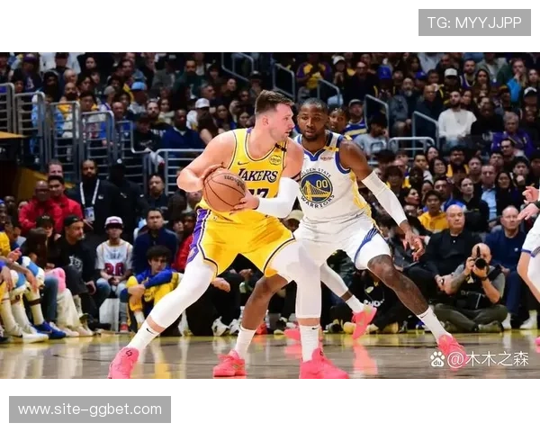 库里利用奔袭战术手递手配合绝平掘金 展现战术适应能力